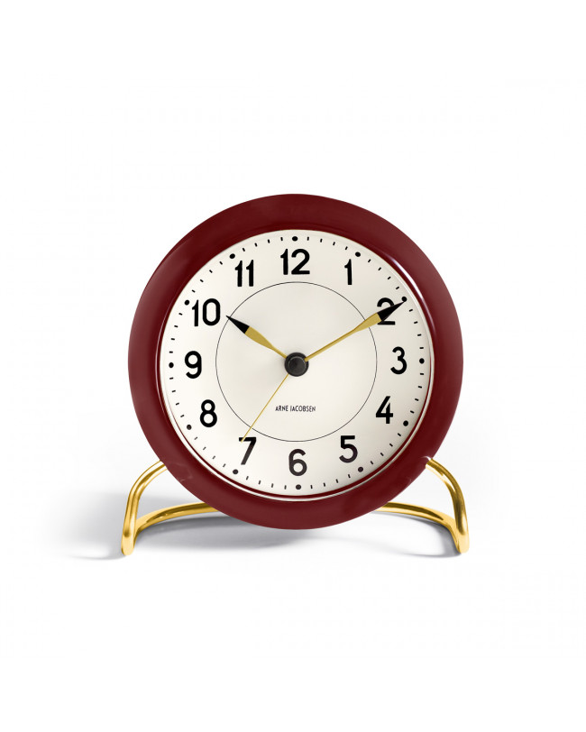 Stations uret i Bordeaux rød med guld farvet fod fra Arne Jacobsen
