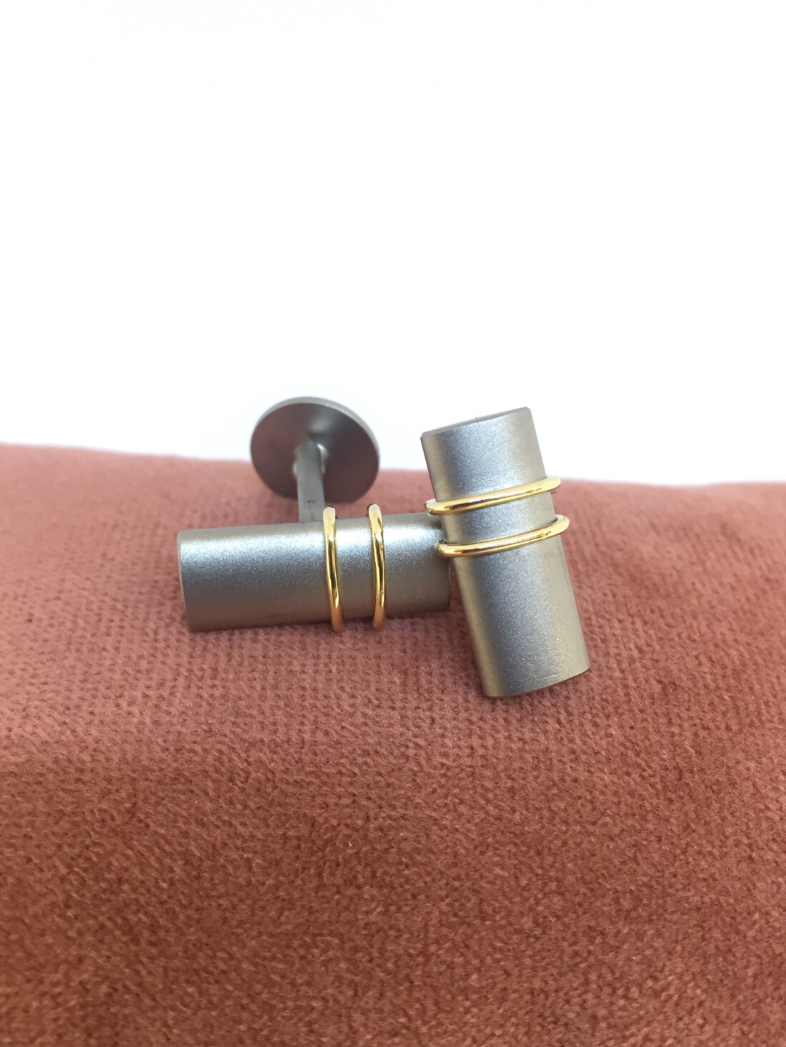 Håndlavet Titan manchetknapper med 14 kt. guld fra Tilux